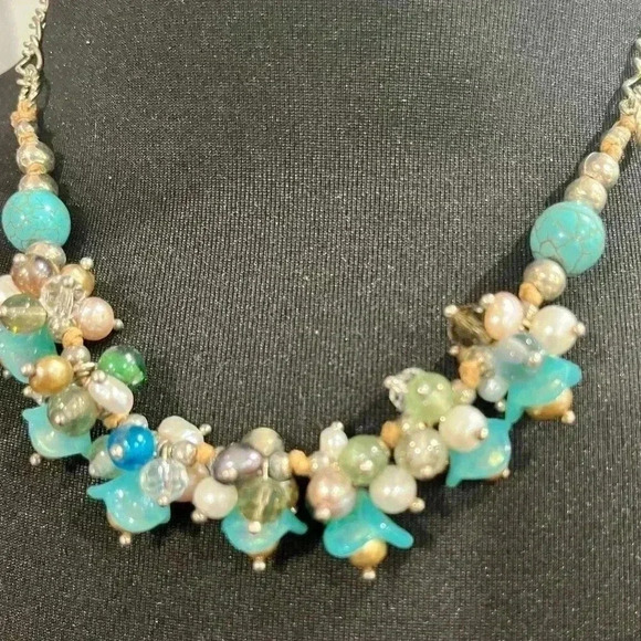 Necklace and earrings set beaded with turquoise colored matching French hooks - Picture 4 of 10